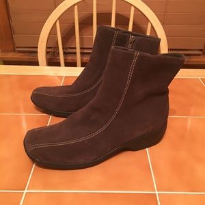 Women’s CLARKS Suede Ankle Boots Booties Sz 8M